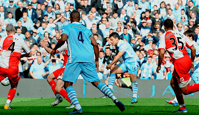 Sergio Agüero y el momento preciso que le convierte al Queens Park Rangers para darle el título de liga al Manchester City tras 44 años. Foto: AFP