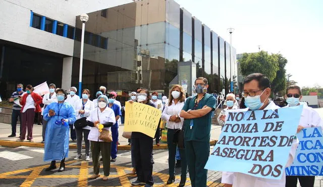 Los galenos realizaron la protesta en el frontis del Hospital Metropolitano Carlos Alberto Seguín Escobedo. Foto: Zintia Fernández/La República