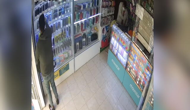 Cámaras de seguridad registraron el robo al local. Foto: captura de video/Áncash Al Día.