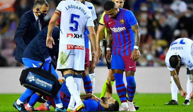 Sergio Agüero sufrió una arritmia durante el partido entre Barcelona y Alavés por LaLiga Santander. Foto: AFP