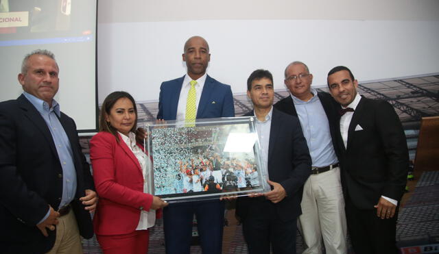 Luis Guadalupe recibió el cuadro con la foto del equipo campeón del 2011. Foto: Club Juan Aurich