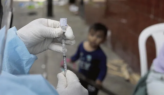 Avance. Se espera que se empiece a vacunar a los menores para que el 100% de colegios abran seguros. Urge recuperar aprendizajes perdidos por la pandemia. Foto: La República
