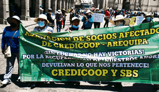 En Arequipa. Muchas personas le confiaron el esfuerzo de toda su vida a de Credicoop Arequipa. Ayer marcharon. Foto: La República