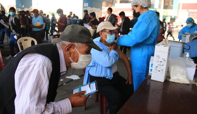 Largas colas se registran en puntos de vacunación. Foto: Zintia Fernández/La República