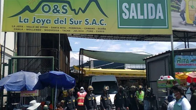 En el lugar la entidad también colocó una infracción a un vehículo tipo minivan porque no contaba con autorización para el servicio de transporte de personas. Foto: Sutran