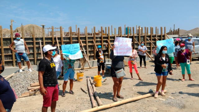 Pobladores protestaron y denunciaron irregularidades en construcción de muro. Foto: La República