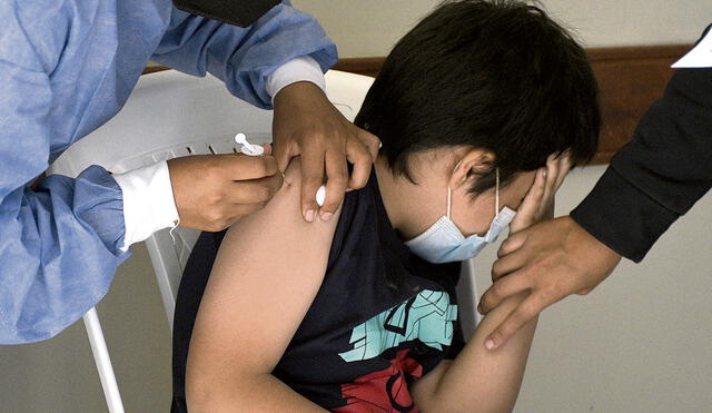 Les toca. Los niños también recibirán dos dosis de la vacuna. Foto: EFE