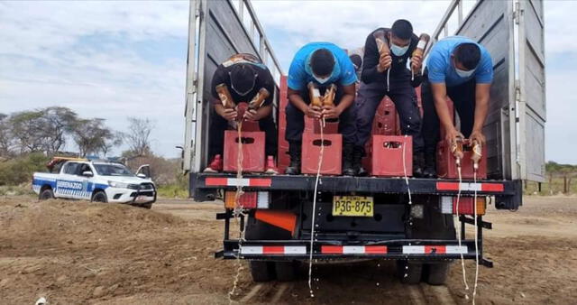 Cientos de botellas fueron vaciadas en el botadero de Tambogrande. Foto: Municipalidad de Tambogrande