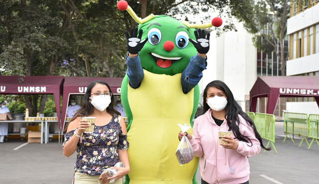 Los estudiantes se mostraron felices, hasta posaron al lado de la famosa mascota del comedor, conocido como Gusano. Foto: Universidad Nacional Mayor de San Marcos/ Facebook