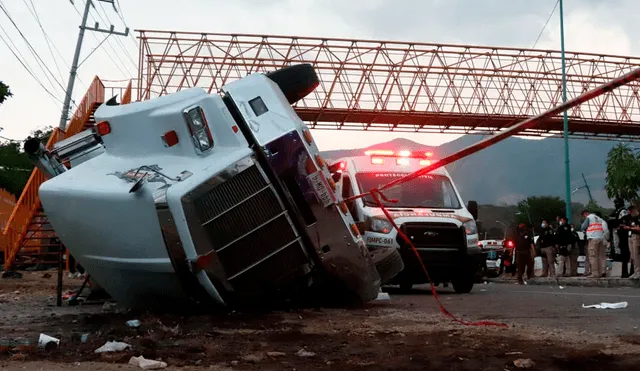 El tráiler, que iba a exceso de velocidad, volcó en una curva lo cual provocó que la caja en la que viajaban más de 150 migrantes se desprendiera. Foto: Telemundo