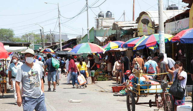 Comerciantes invaden los espacios públicos del mercado. Foto: La República.