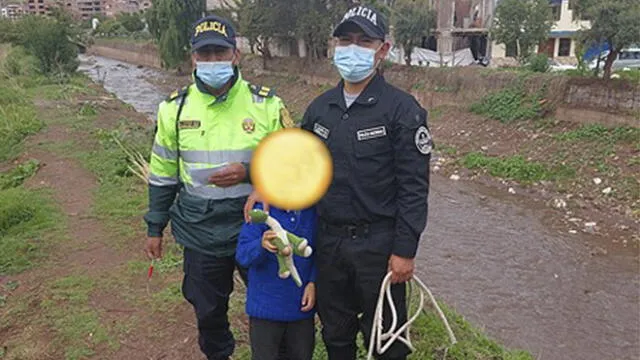 Los policías lograron recuperar el juguete de plástico con la figura de un dinosaurio. Luego, lo entregaron al menor, quien quedó satisfecho por el rescate. Foto: PNP