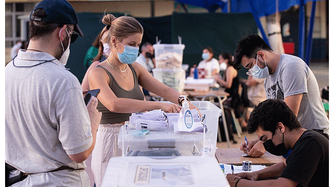 Los apoderados en mesa son designados por cada partido que participa en una contienda electoral. Foto: El Mercurio.