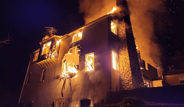 El fuego se expandió desde el sótano y consumió la vivienda. Foto: Pete Piringer