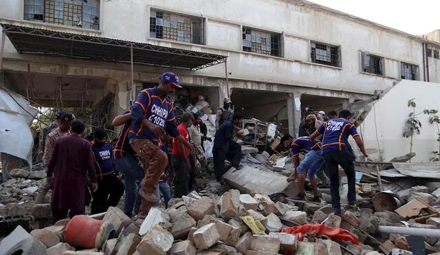 Funcionarios de seguridad pakistaníes inspeccionan el escenario de una explosión que tuvo lugar en Paracha Chowk, en Karachi, Pakistán. Foto: EFE