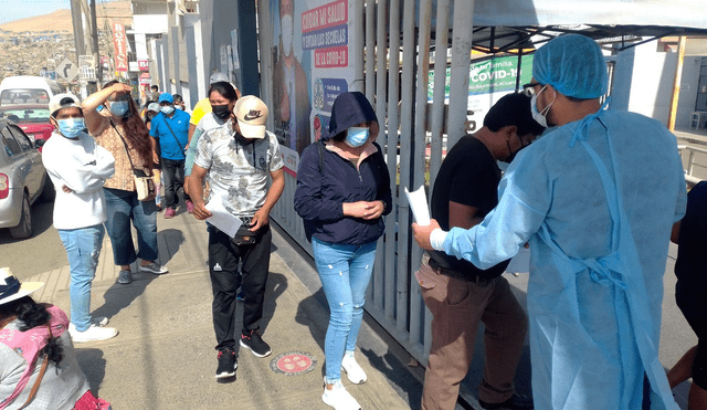 Centros de salud se llenan en Tacna.