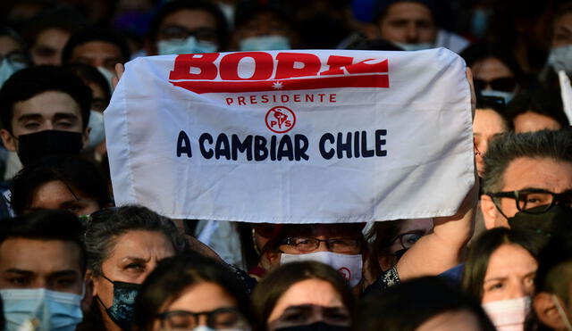 Gabriel Boric tiene cierto favoritismo de cara a la segunda vuelta que este domingo 19 de diciembre lo medirá en Chile contra José Antonio Kast. Foto: AFP