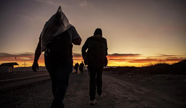 Migrantes venezolanos caminan hacia Iquique desde Colchane, Chile, luego de cruzar desde la frontera con Bolivia. Foto: AFP