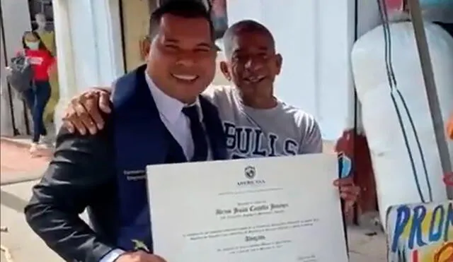 Un joven recién graduado celebró abrazando a su padre una de sus metas en la vida. Foto: captura de Twitter.