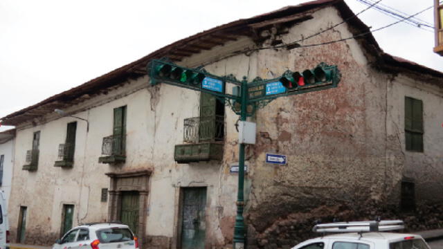 Peligro. Casona abandonada en la calle Arones puede derrumbarse con los movimientos que se presentan en Cusco.