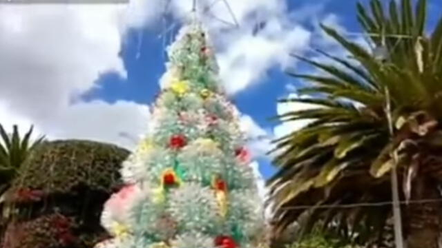 El árbol de Navidad fue instalado en la plaza distrital. Foto: Captura Latina