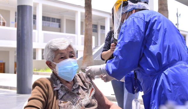 La ciudadanía debe presentar el carné de vacunación o el certificado de vacunación digital con el registro de las dos dosis aplicadas para acceder a la tercera. Foto: Diresa Tacna