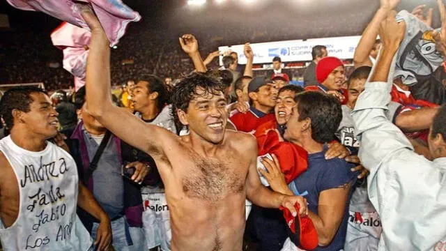 El capitán del Papá de América, Juan Carlos Bazalar, celebrando la hazaña. Foto: Gol Perú
