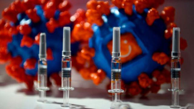 Todas las vacunas presentan una reducción en su eficacia para combatir la nueva variante ómicron. Foto: AFP