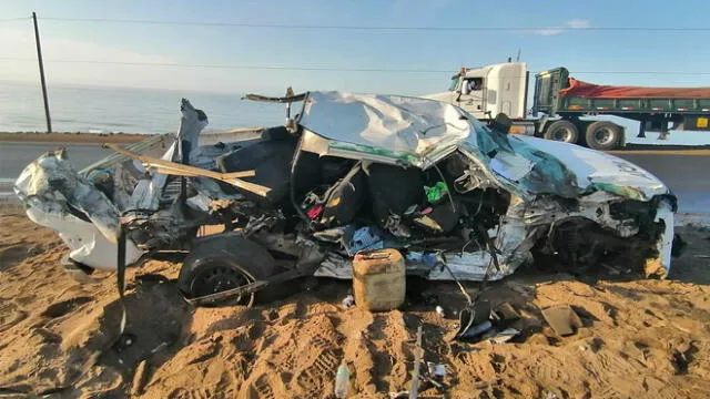 El vehículo policial dio varias vueltas de campana y terminó destrozado. Foto: PNP