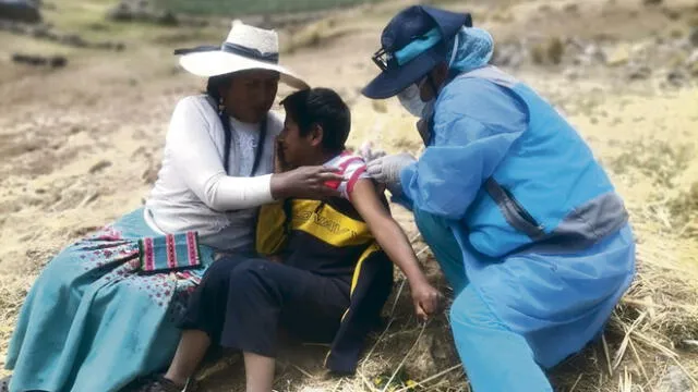 Trabajo. Personal de salud viaja a poblados para vacunar.