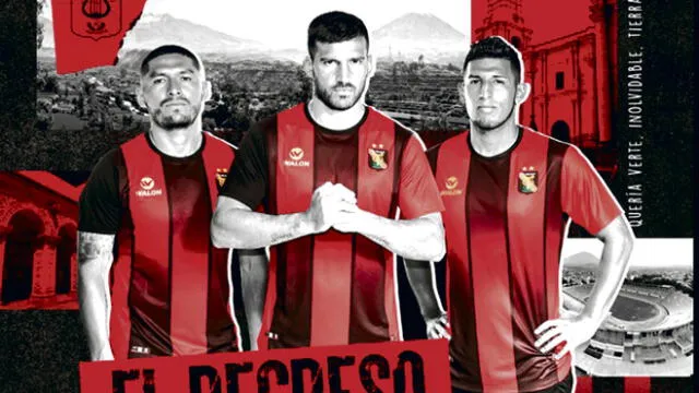 Camiseta. Cuesta y sus compañeros exhiben la nueva camiseta de FBC Melgar para el 2022.