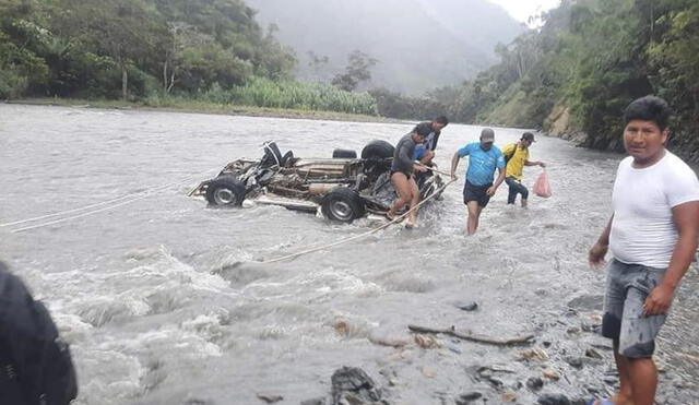 Rescatistas, pobladores y autoridades acudieron a la zona del accidente para recuperar los cuerpos. Foto: Cortesía Radio Municipal Sandia