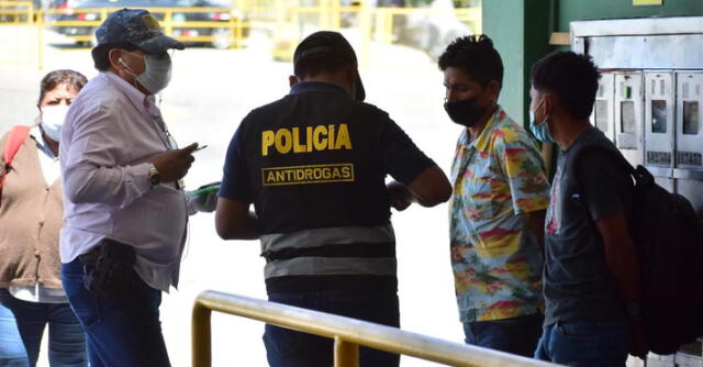 Arequipa. Sujetos fueron sorprendidos con estupefacientes. Foto: HBA