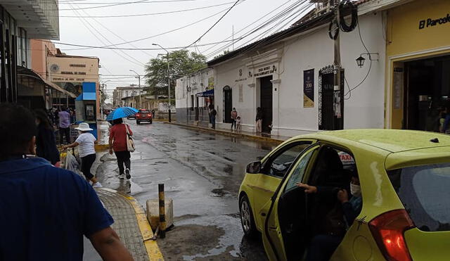 La lluvia que se produjo la mañana de este lunes 20 de diciembre se acumuló en distintas calles de la ciudad. Fotos: Chasqui Noticias