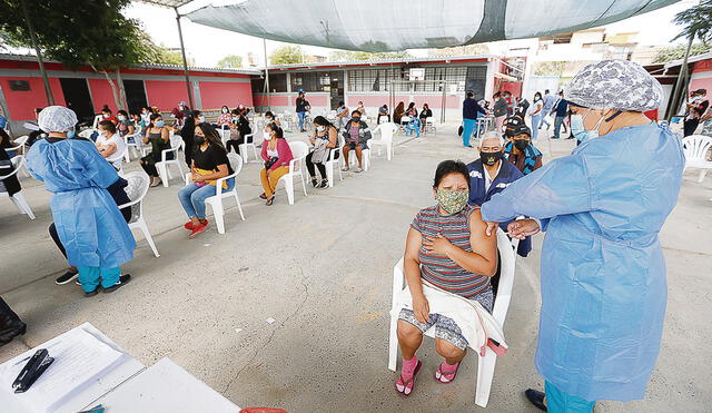 Protección adicional. Pocos adultos mayores han regresado a los vacunatorios para recibir su dosis de refuerzo: apenas el 30%, señaló anoche el Minsa. Foto: difusión