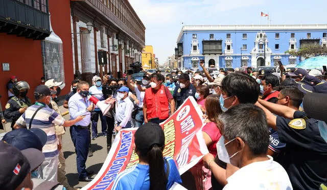 Servidores municipales hicieron una marcha en plaza de armas. Foto: GRLL