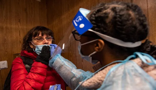 En Estados Unidos, las autoridades han llamado a vacunarse cuanto antes debido a la expansión de la COVID-19. Foto: AFP