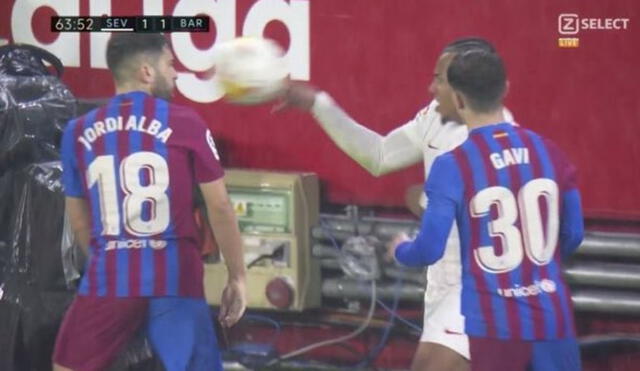 Así fue la reacción de Koundé ante Jordi Alba. Foto: captura ESPN.