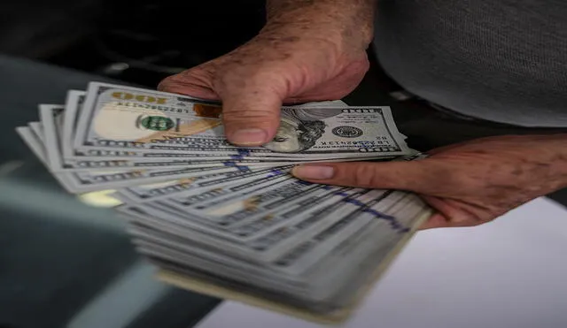 En Venezuela revisan tanto DolarToday como Monitor Dólar para saber a cuánto está el dólar hoy. Foto: AFP