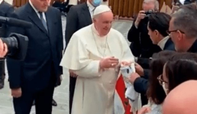 Lapadula entregó la '9' al Papa Francisco. Foto: Twitter Nela 0212