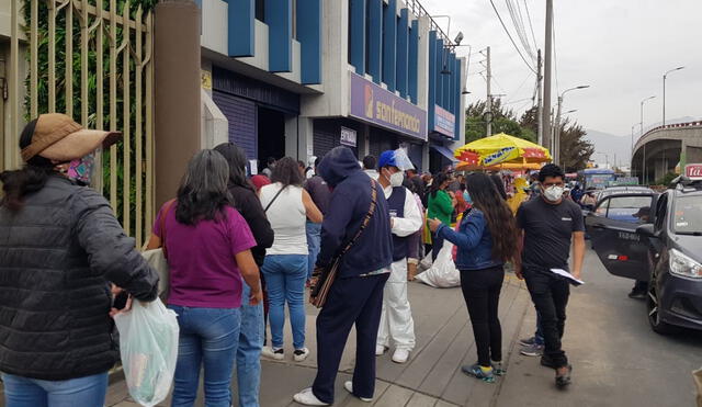 Las colas comenzaron desde las 6.00 horas, según reportaron los usuarios. Foto: Wilder Pari/URPI