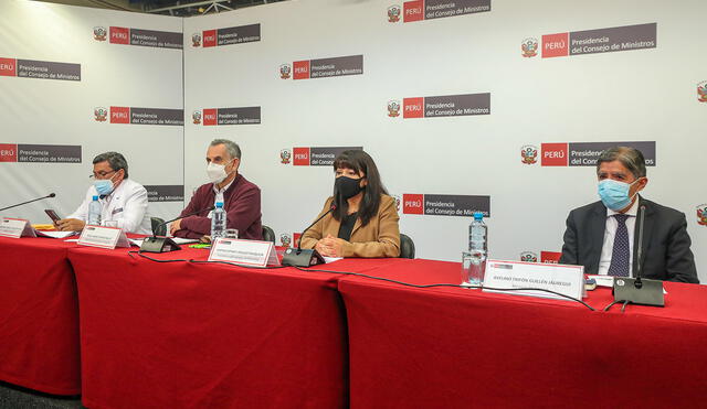 La titular de la PCM, Mirtha Vásquez, junto con los ministros Hernando Cevallos (Salud), Avelino Guillén (Interior) y Pedro Francke (Economía). Foto: PCM