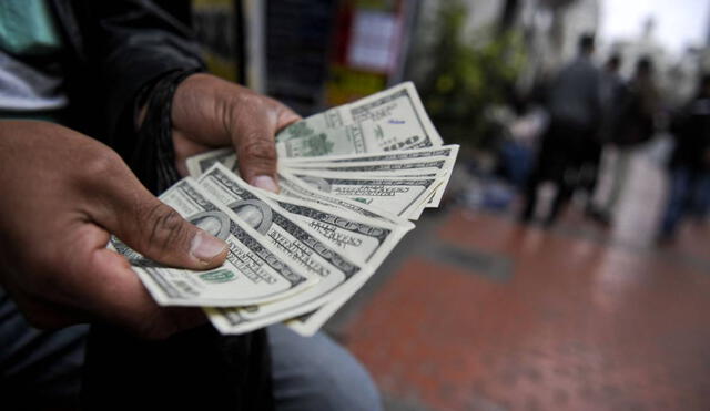 Conoce cuál es el precio del dólar en Perú hoy jueves 23 de diciembre del 2021. Foto: AFP.
