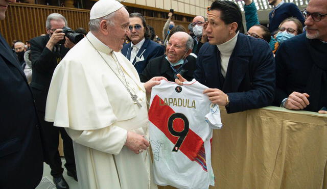 El 'Bambino' tuvo un encuentro especial con el jefe de la iglesia Católica. Foto: Gianluca Lapadula/Twitter