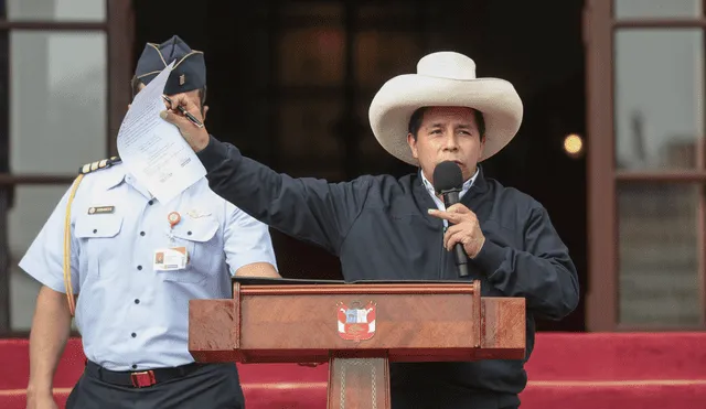 Pedro Castillo promulgó ley que restituye derechos laborales de los docentes del Mindef y del Mininter. Foto: Presidencia
