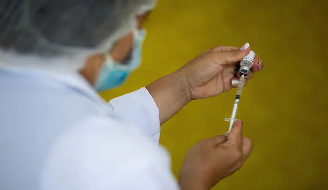 La mujer en España se niega a que sus hijos reciban cualquier tipo de vacunas. Foto: referencial/EFE
