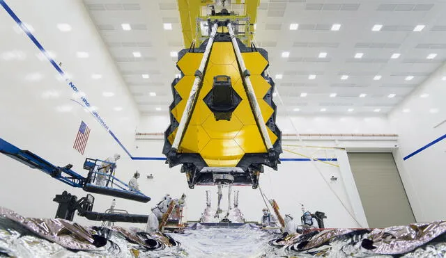 Prueba de la apertura del parasol o escudo solar del James Webb (parte inferior plateada), antes de encapsular a la sonda en un cohete Ariane 5. Foto: NASA / Chris Gunn