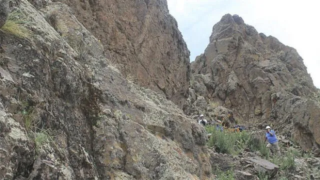 Los agentes del orden montaron un operativo y con ayuda de testigos lograron encontrarlos en el cerro Silluta. Foto: Liubomir Fernández/La República