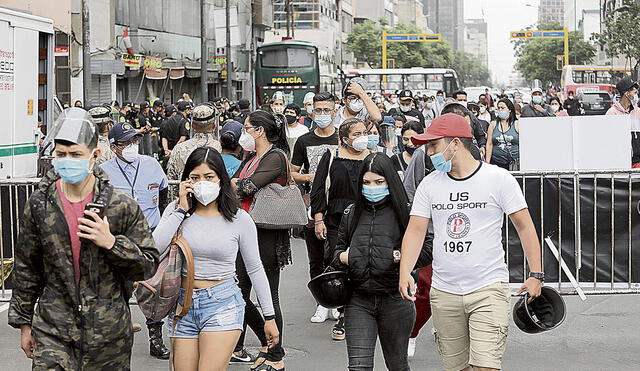 Multitud. Los expertos piden no dejar las mascarillas. Foto: difusión