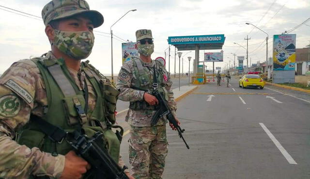 Soldados están apostados en la entrada al distrito de Huanchaco. Foto: MDH